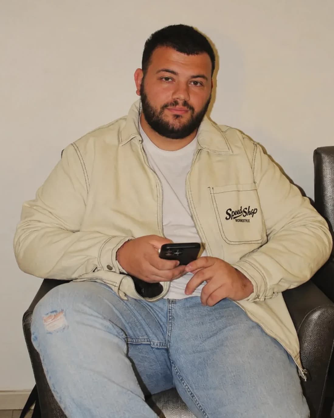 דיוקן של מרטין גוסין בז׳קט בהיר.